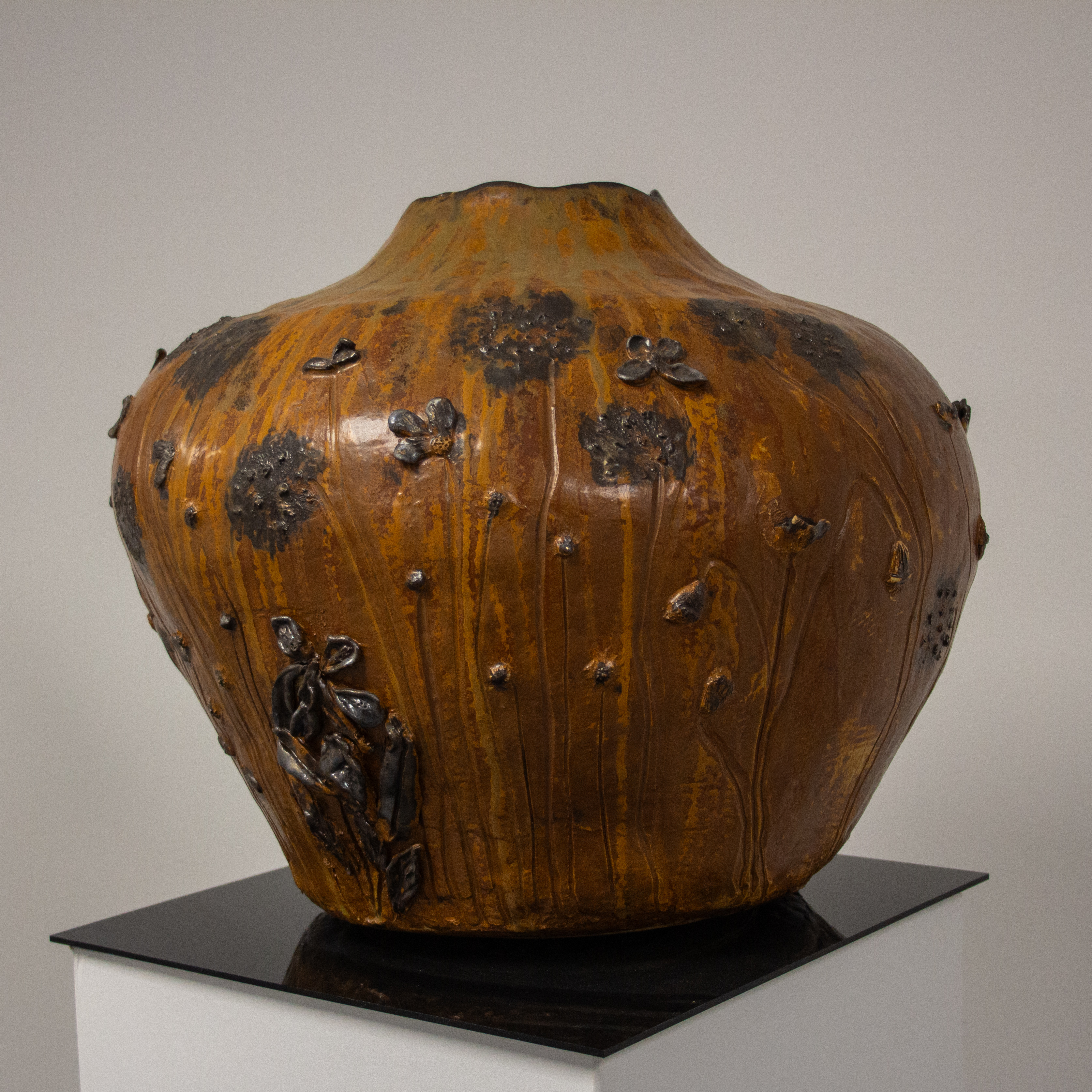 Barquisimeto, stoneware vessel by Maria Muruaga