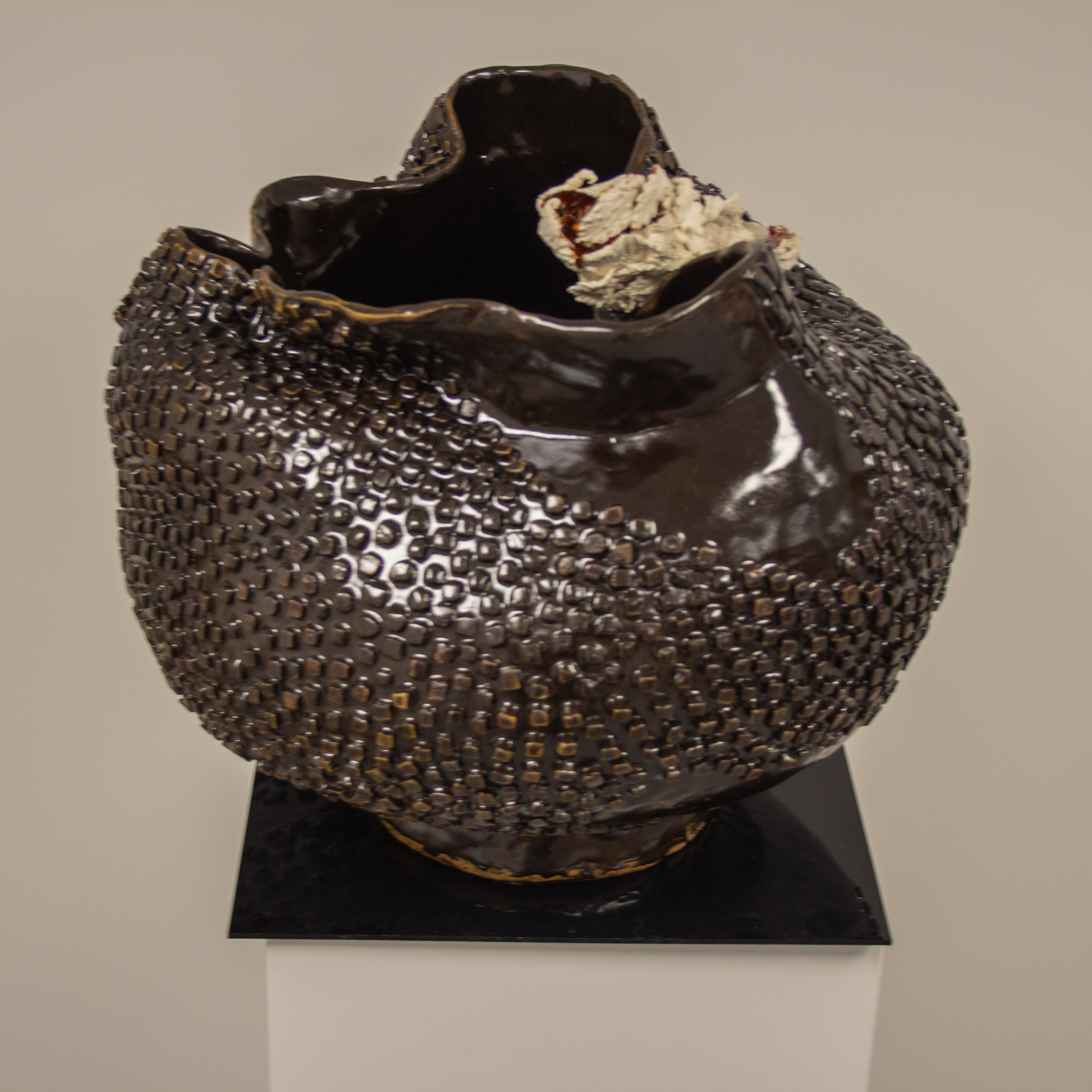 Cubiro, stoneware vessel by Maria Muruaga
